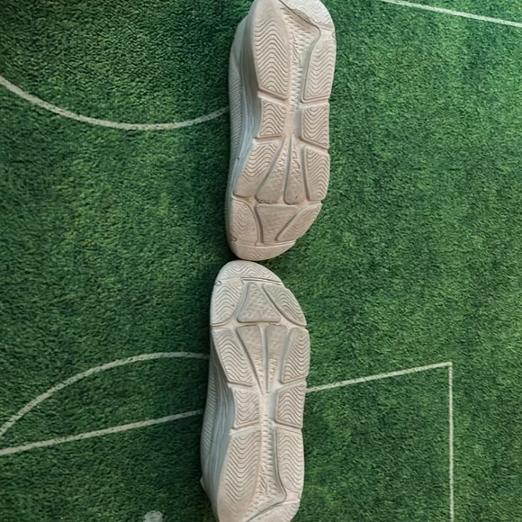 White Avis size 6 big kids - Picture 3 of 4